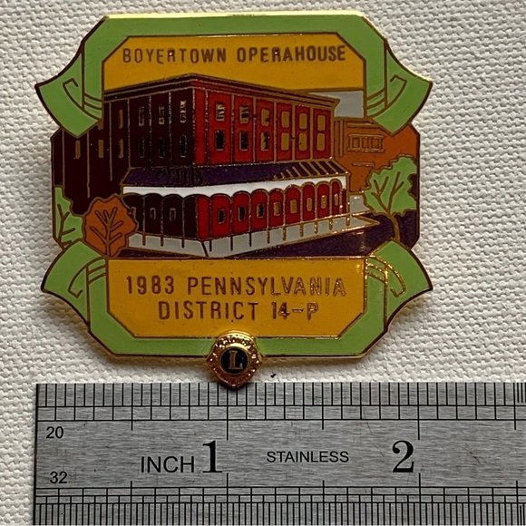 Vintage Lions Club Pin 1983 Pennsylvania District 14-P Boyertown Opera House 2" - Picture 6 of 6